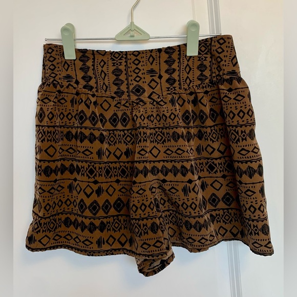 Flowy Elastic-Waist  Shorts - Picture 1 of 4